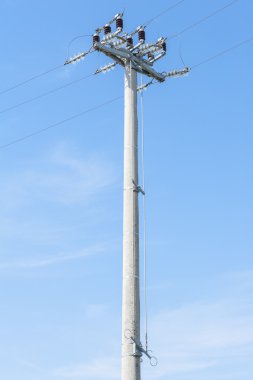 Üst dış elektrik ayırıcı ile elektrik direğinden