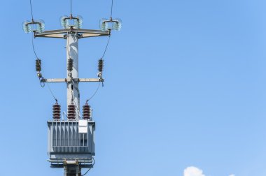 Elektrik direğinde elektrik trafosu var.