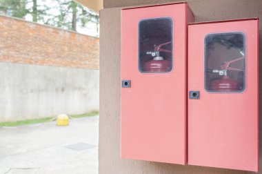 Onların dolaplarında iki yangın söndürücüler