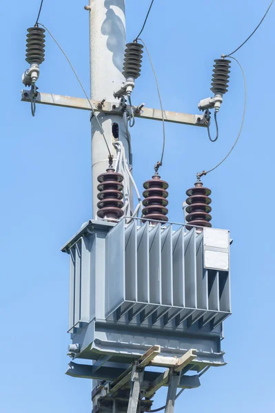 Transformador elétrico no poste elétrico — Fotografia de Stock