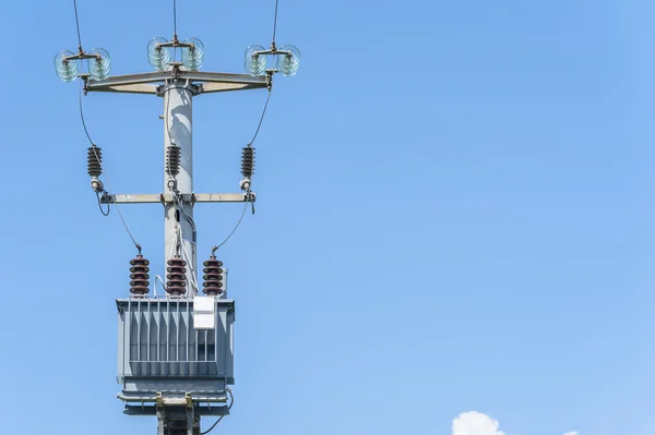 Elektrik direğinde elektrik trafosu var.