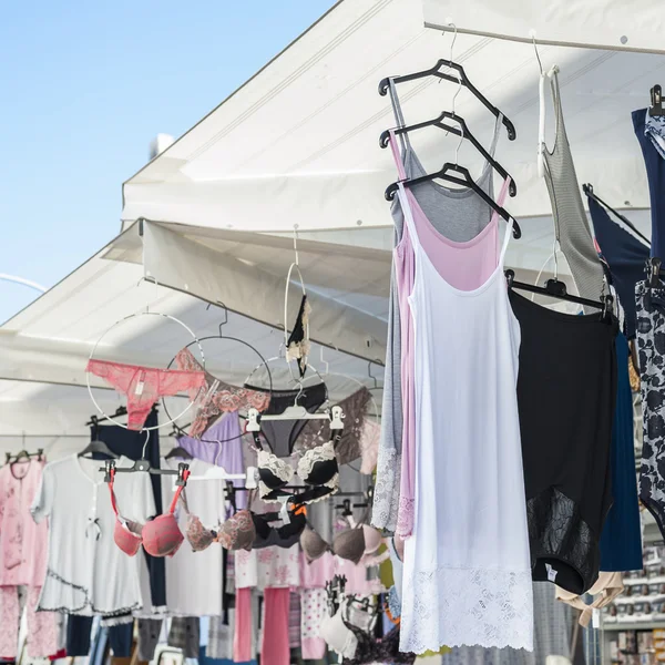 Roupas para venda — Fotografia de Stock