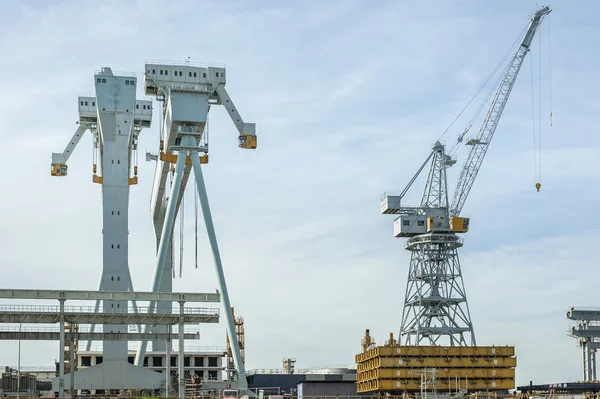 Grúas en astilleros . — Foto de Stock