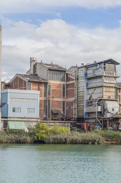 Ancienne usine sur la rivière — Photo