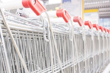 Birçok üst üste alışveriş sepeti boş.