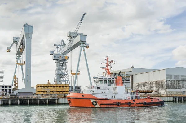 Tugboat and crane — Stock Photo, Image