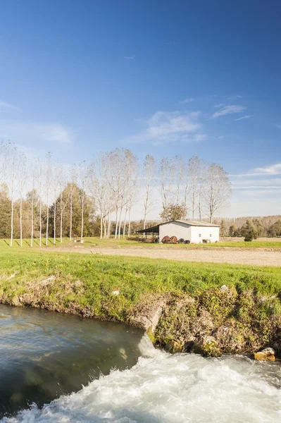 Paisaje agrícola con río — Foto de Stock