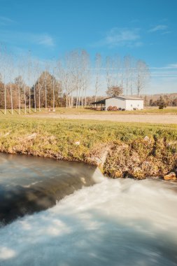 Nehir ile tarım peyzaj