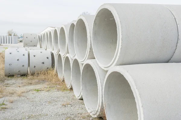 Tubo de cimento para o comércio da construção — Fotografia de Stock