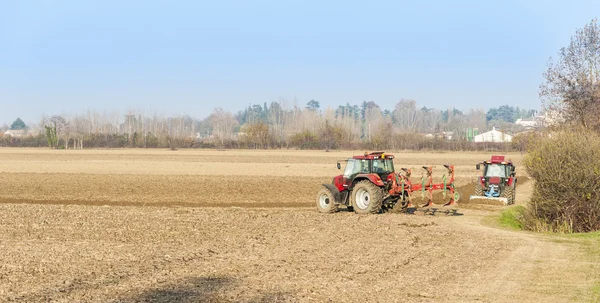 Piros traktor, őszi szántás. — Stock Fotó