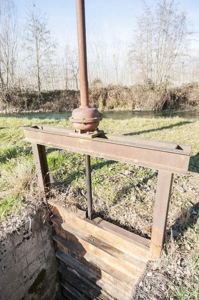 Canal de riego y válvula de compuerta — Foto de Stock