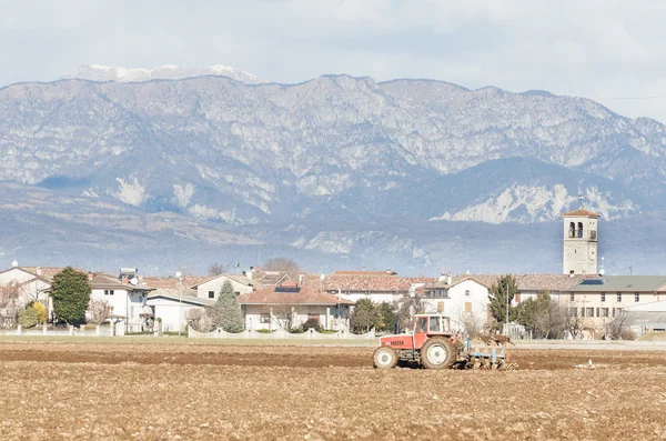 Traktör çiftçilik ile tarım peyzaj. — Stok fotoğraf