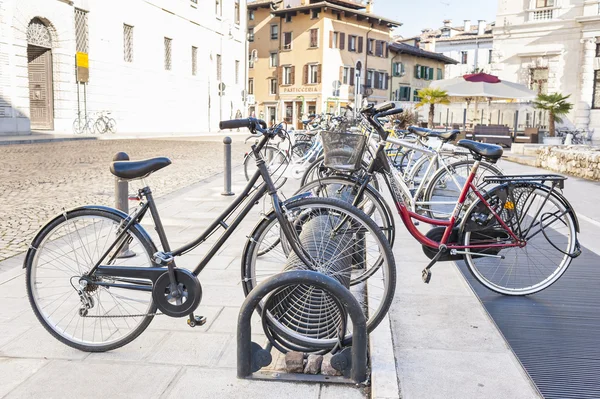Bicicleta estacionada en un rack —  Fotos de Stock