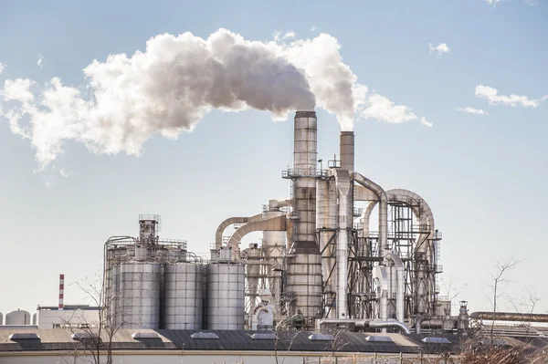 Camini e silos di una fabbrica . — Foto Stock