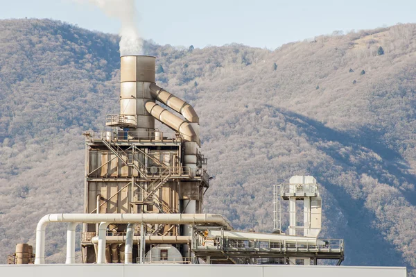 Smokestack en fabrik. — Stockfoto