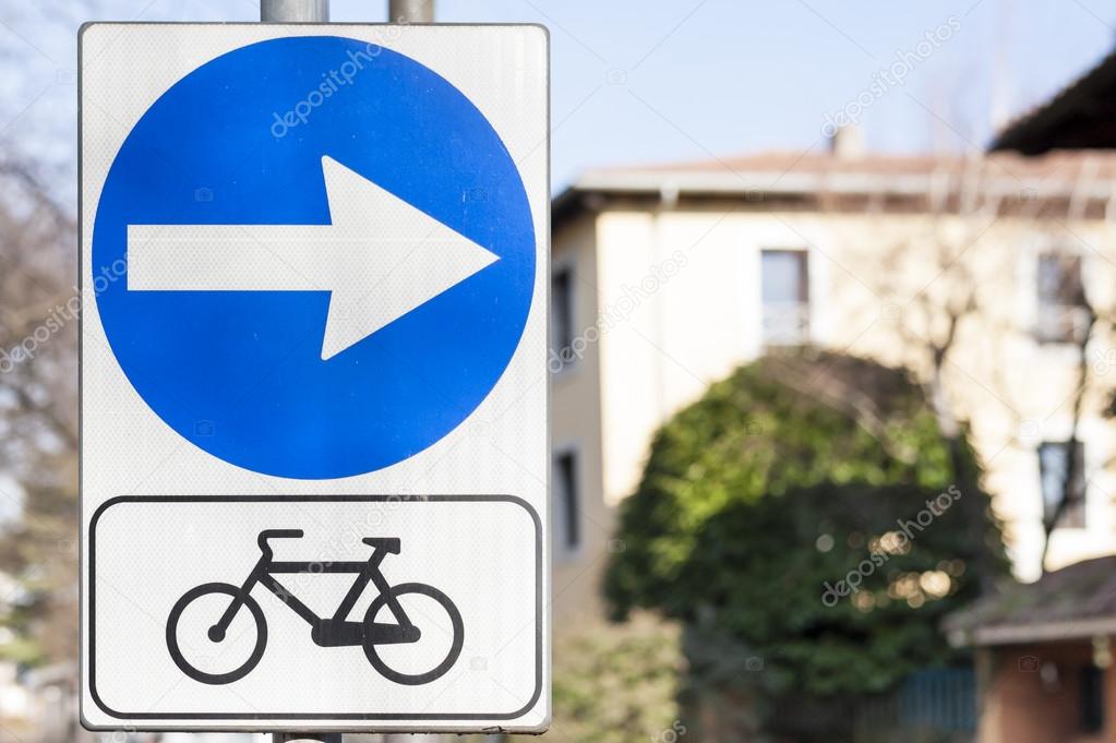 blaues rundes schild mit fahrrad und fußgänger