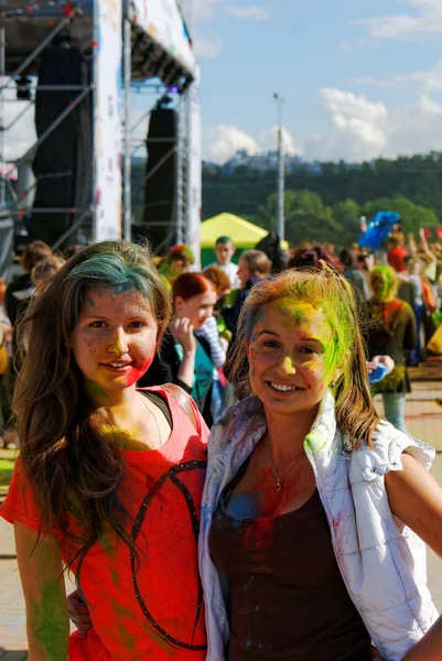 Ребята и девочки веселятся на фестивале в Холи — стоковое фото