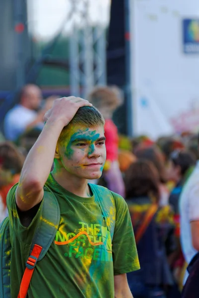 Jongens en meisjes veel plezier op een festival van holi — Stockfoto