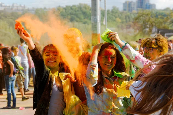 Jongens en meisjes veel plezier op een festival van holi — Stockfoto