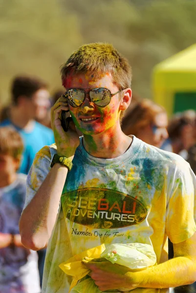 Jongens en meisjes veel plezier op een festival van holi — Stockfoto