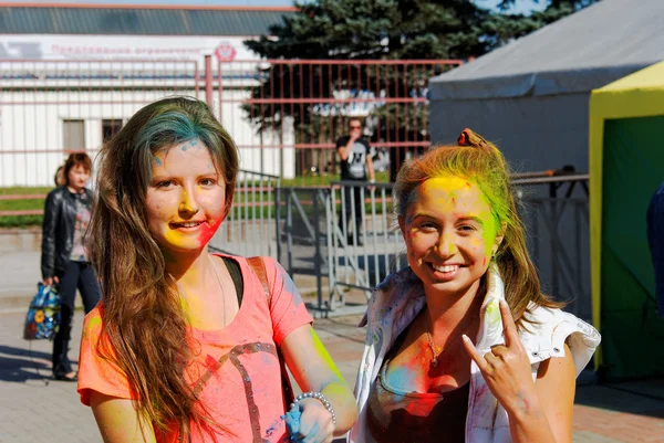 Rapazes e raparigas divertem-se num festival Holi — Fotografia de Stock