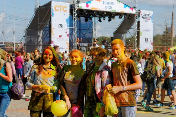 Jongens en meisjes veel plezier op een festival van holi — Stockfoto