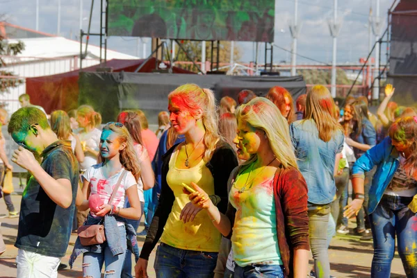 Jongens en meisjes veel plezier op een festival van holi — Stockfoto