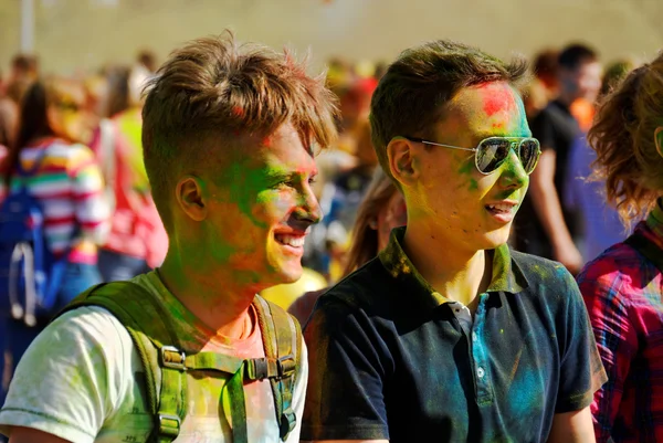 Jongens en meisjes veel plezier op een festival van holi — Stockfoto