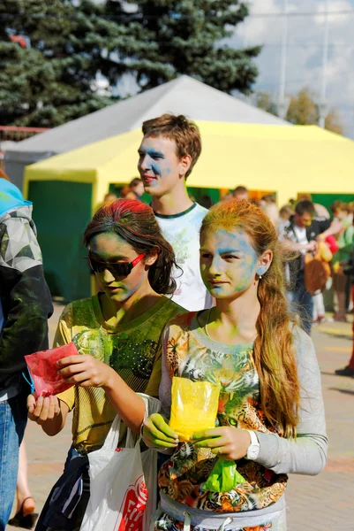 Chłopaki i dziewczyny zabawy na festiwalu holi — Zdjęcie stockowe