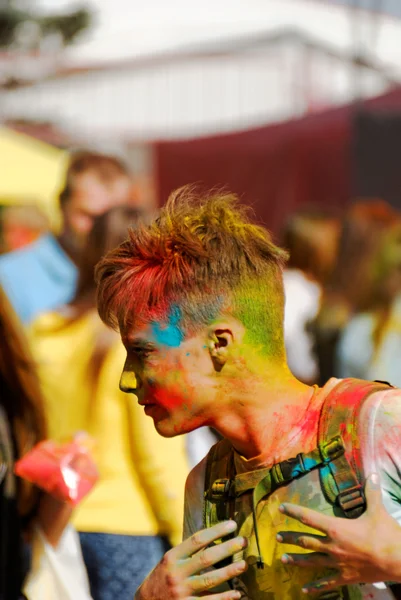 Jongens en meisjes veel plezier op een festival van holi — Stockfoto