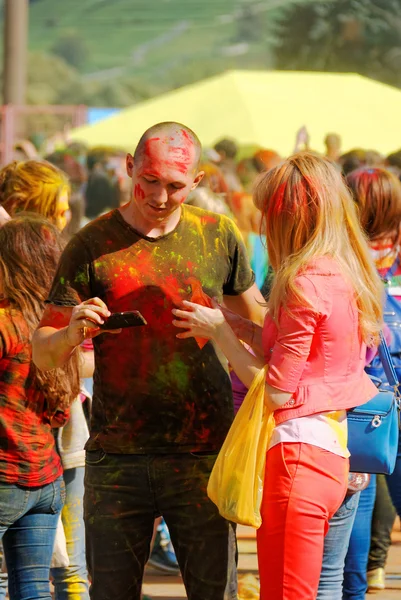 Jongens en meisjes veel plezier op een festival van holi — Stockfoto