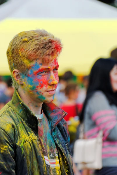 Jongens en meisjes veel plezier op een festival van holi — Stockfoto