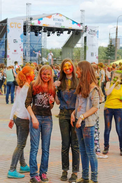 Ребята и девочки веселятся на фестивале в Холи — стоковое фото