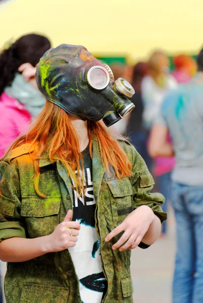 Jongens en meisjes veel plezier op een festival van holi — Stockfoto