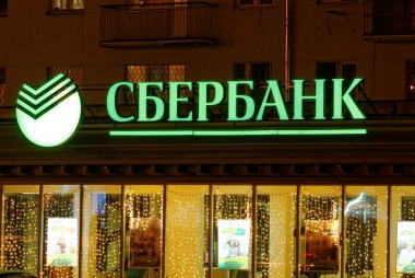 Sberbank işareti dahil aydınlatma ile