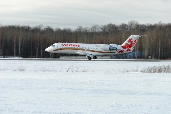 Momento di contatto con la pista da parte dell'aereo Bombardier CRJ di 100 aziende RusLine — Foto Stock
