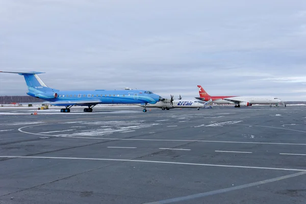 Planes a különböző modellek és a légitársaságok a egy repülőtér a repülőtér Strigino-Nizhny Novgorod — Stock Fotó