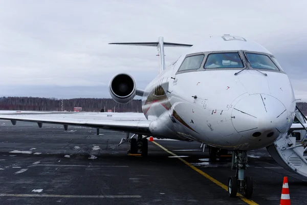 Rusline 航空会社の飛行機。右のボードを見て. — ストック写真