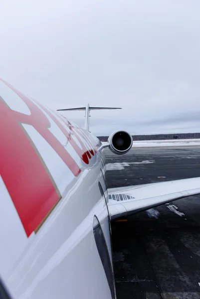 Aereo della compagnia aerea RusLine. Uno sguardo lungo una fusoliera . — Foto Stock