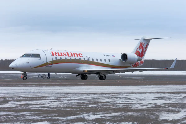 Il passeggero Bombardier CRJ 100 aereo della compagnia aerea RusLine su un campo d'aviazione — Foto Stock