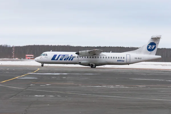 Passagerarplan Atr-72 Utair flygbolaget på ett flygfält — Stockfoto