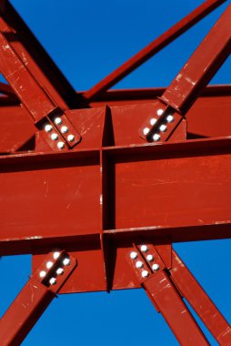 Galvanizli cıvata ile tasarım taşıyan metal parçası