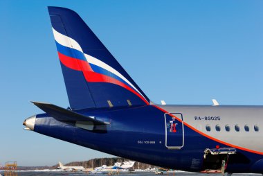 Nijniy Novgorod. Rusya. 17 Şubat 2015. Aeroflot şirketin Sukhoi Superjet Ssj-100 uçağı kuyruk parçası