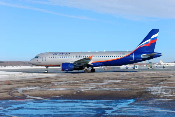 Passagerarplan Airbus A-320 av flygbolaget Aeroflot — Stockfoto