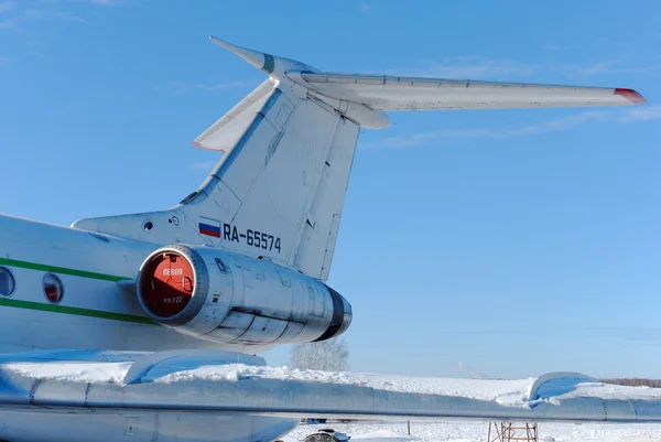 Svans delen av planet Tu-134b-3 med röd mössa i motorn — Stockfoto