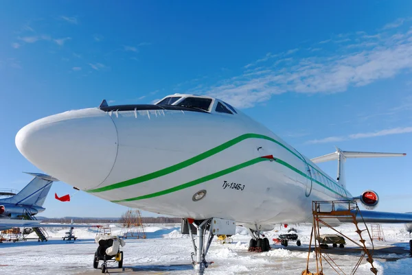 Samolotu pasażerskiego Tu-134b-3 na platformie naprawy. Widok z przodu wzdłuż kadłuba — Zdjęcie stockowe