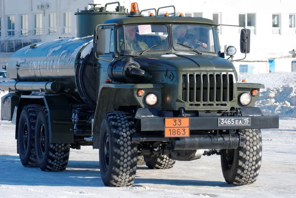 De brandstof vrachtwagen van het ministerie van binnenlandse zaken beweegt zich over het grondgebied van de luchthaven van Nizjni Novgorod — Stockfoto