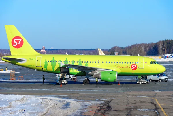 O avião Airbus A-320 verde brilhante da companhia S7 em um aeródromo — Fotografia de Stock