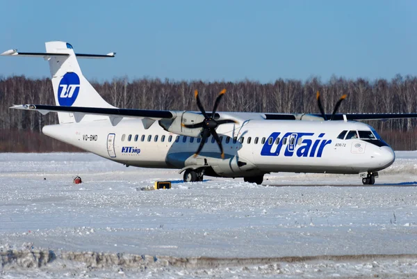 O avião de passageiros ATR-72 da companhia UTair-Express move-se no estacionamento — Fotografia de Stock