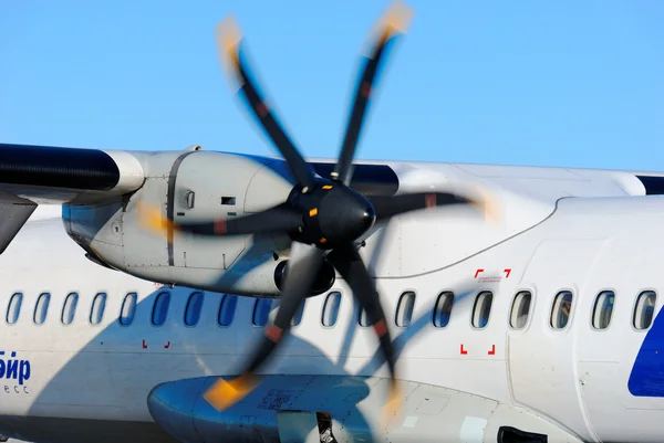 Вращающийся винт пассажирского самолета ATR-72 компании Ютэйр Экспресс — ストック写真